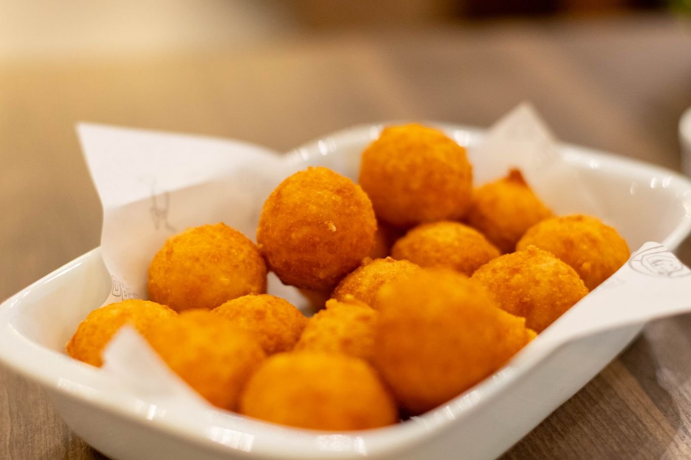 Bolinhas de queijo douradas