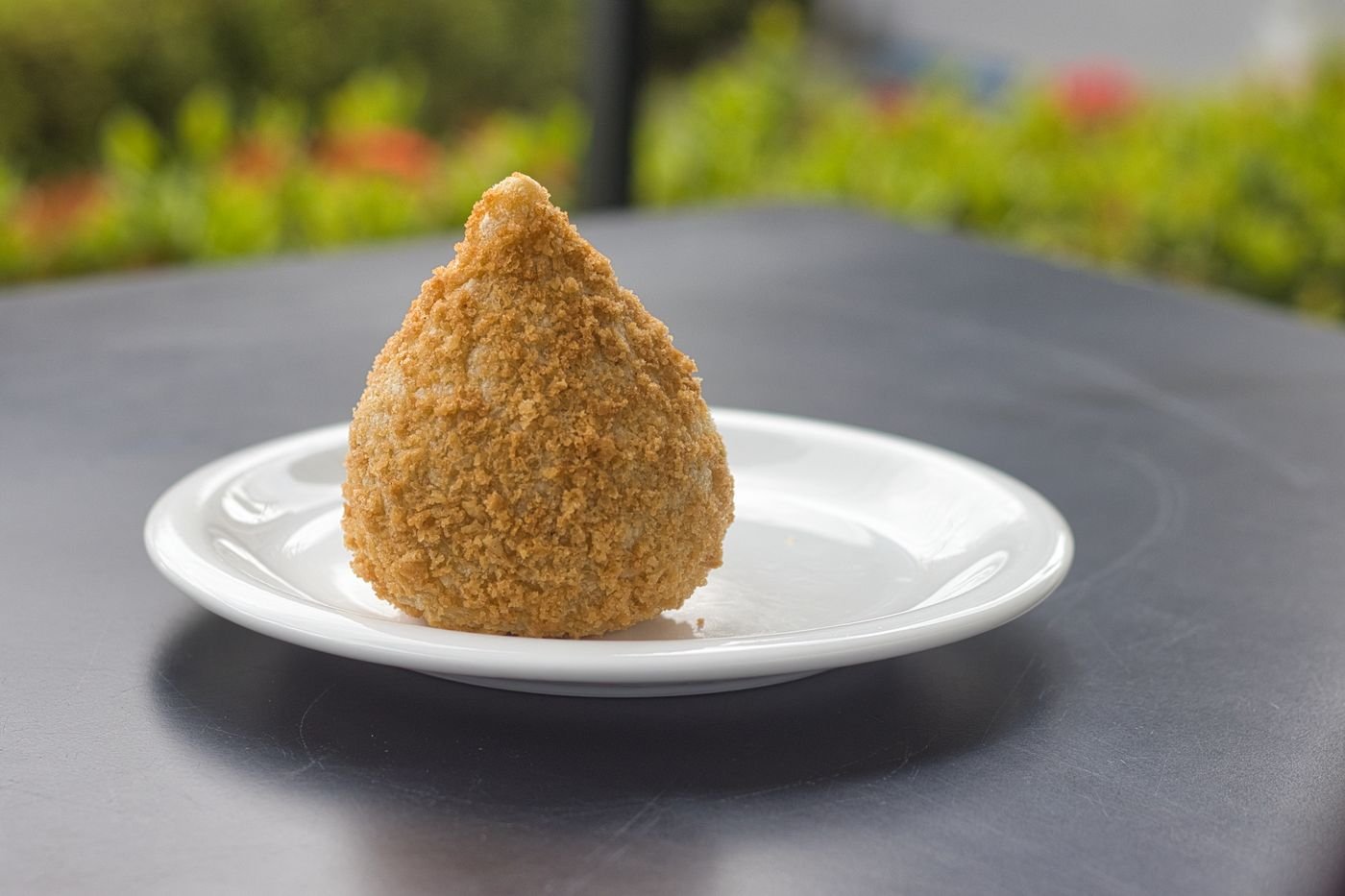 Coxinha de frango dourada e crocante
