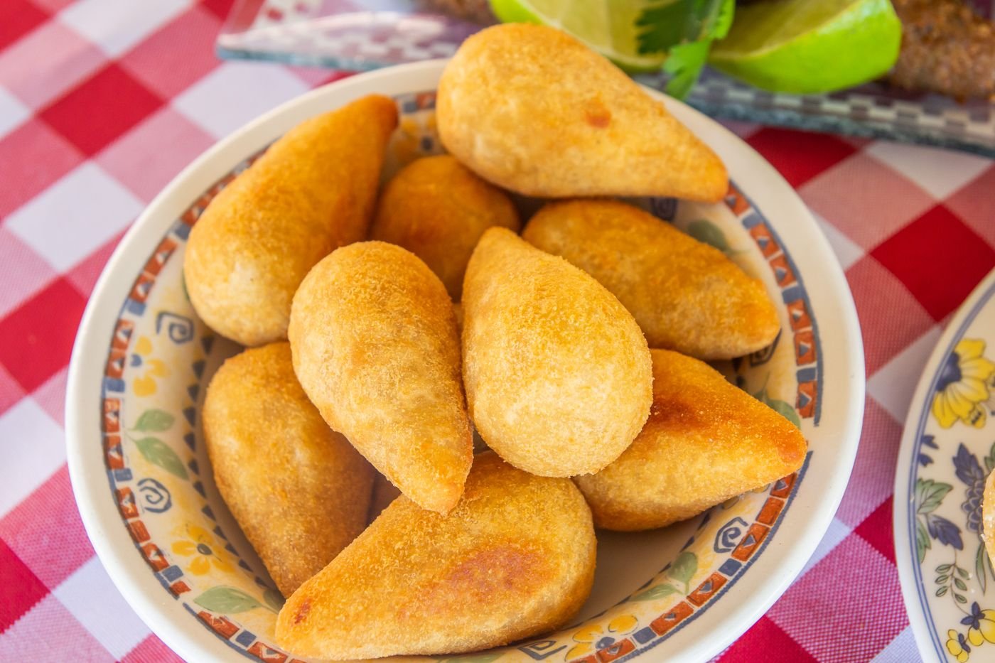 Salgados fritos artesanais servidos à mesa