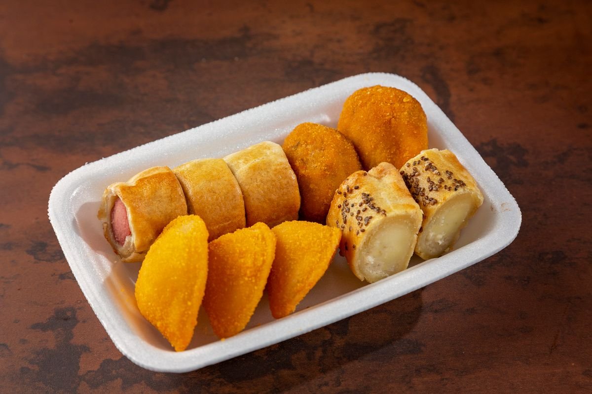 Bandeja com salgados sortidos