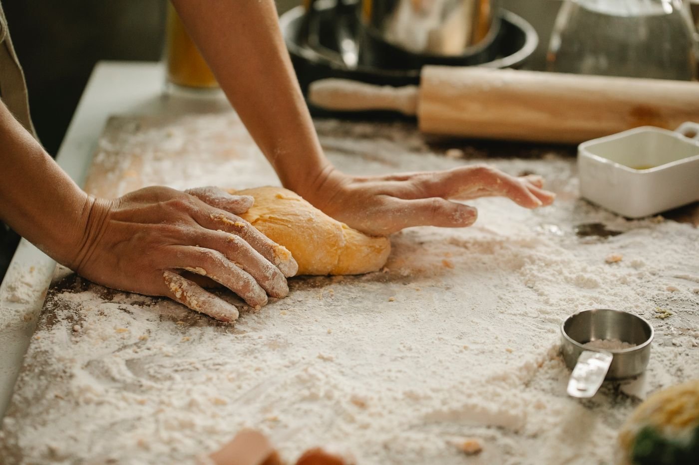 Mãos preparando massa artesanalmente